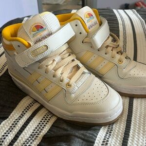 New adidas forum yellow. Worn once for a few hours indoors. Clean.